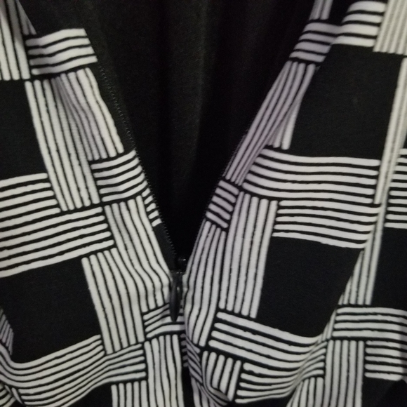 Kate & Lily Sleeveless All Over Print Jumpsuit - Picture 15 of 16